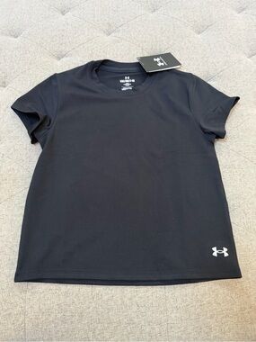 NWT GIRLS BLACK UNDER ARMOUR MOVEMENT FITTED SHORT SLEEVE TSHIRT